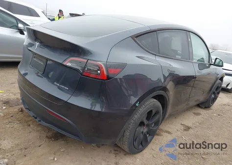 2024 Tesla Model Y Long Range Dual Motor All-Wheel Drive z USA, uszkodzony, nr VIN 7SAYGDEE2RA254723